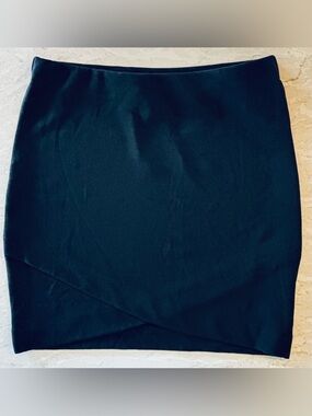 H & M - NWT, Classic Black Women's Mini Skirt, S